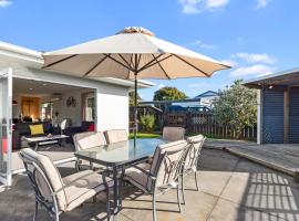 Lazy Sun Daze - Papamoa Holiday Home, vilă din Papamoa