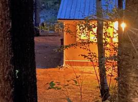 Riverfront Rustic Cottage, villa in Durham Bridge