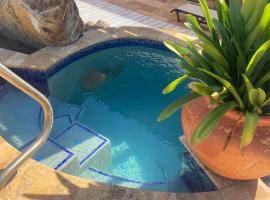 Cozy studio with private spa, hotel with parking in Oranjestad