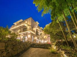 Mountain Garden HotSpring Holiday Hostel, hotel v destinaci Deqing