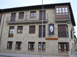 Hotel Rural La Corte de los Pinares, guest house in Vinuesa