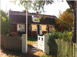 House for 7-8 central in Sandhamn, access to dock, cheap hotel in Sandhamn