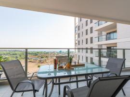 Achziv Beach Life with Stunning Sea Views by Sea N' Rent, appartement in Naharia