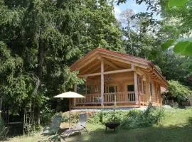 Blockhaus Chalet mit beheizbarem Badefass und Infrarotsauna auf der Terrasse