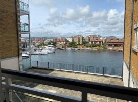 Marina Dreams - couples bolthole with water views, apartemen di Pevensey