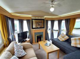 Tŷ glan môr - luxury seaside caravan for 6 at Towyn North Wales, hotel in Kinmel Bay