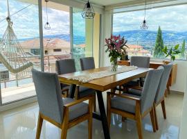 HERMOSO DEPARTAMENTO CON INCREIBLES VISTAS CUMBAYA: Quito'da bir konaklama birimi