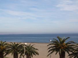 Apartamento en primera l&iacute;nea de playa, con vistas a la playa y con wifi