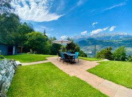 Eco Lodge with Jacuzzi and View in the Swiss Alps, cabaña o casa de campo en Grône