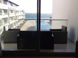 Appartement familial luxueux pieds dans l'eau, hotel en Aourir