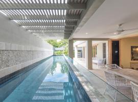 Beachside Villa with Private lap pool, hotell i Port Douglas