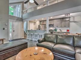 Unwind Fireside and Walk to Slopes! Poconos Getaway、レイク・ハーモニーのスパホテル