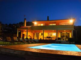 Villa Lia 10 Minutes Drive Sitges Very confortable AC Pool XL Garden Sunny oriented, hotel en Canyelles