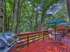 Updated Blakeslee Cottage with Fire Pit and Deck!, hotel en Blakeslee
