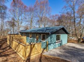 Heather Lodge 12 with Hot Tub, hotel with parking in Belladrum