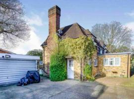 Lovely cottage in the heart of Shirley- Croydon, holiday home in Shirley