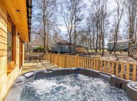 Monarch Lodge 13 with Hot Tub, cottage in Belladrum
