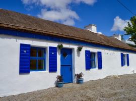 Beautiful Thatched Adderwal Cottage Donegal, feriehus i Doochary