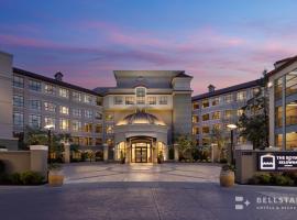 The Royal Kelowna - Bellstar Hotels & Resorts, hotel with jacuzzis in Kelowna