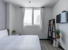 Hotel Brown - Zhongzheng, hotel near Tainan Airport - TNN, 