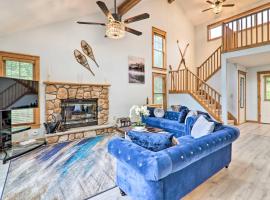 Modern Camelback Mountain Home half Mi to Skiing!