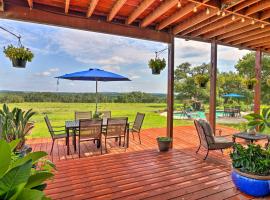 Extravagant 4,500 Sq Ft Home in Hill Country!, hotelli kohteessa Spring Branch