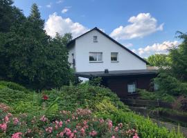 Ferienwohnung Donner am Wald mit Garten & Hot-Tub, apartment in Meschede