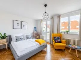 BRIGHT CHARMING Apt with TERRACE, PARKING & AirCo.