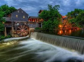 Key Lime Pie, Hot Tub,WIFI, 1089 FREE tickets each paid day, Dollywood and More