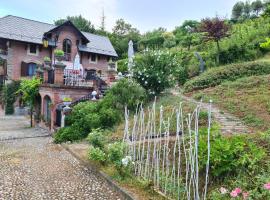 Villa La Favorita, farm stay in Alba