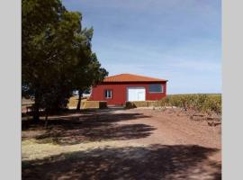 Casita de campo con vistas a una laguna, хотел в Алкасар де Сан Хуан