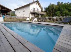 Appartement au calme avec vue et piscine au coeur du pays basque, cheap hotel in Mauléon-Licharre
