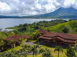 Pie in the Sky 3 Amazing Luxury Home with Lake and Volcano view, hotel berdekatan Zoo Eco Arenal, El Fosforo