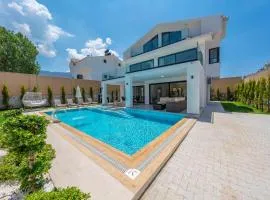 Luxury 4-Bed Villa with private pool and Jacuzzi