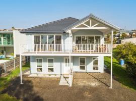 Beach House on Bentley, holiday home in Bridport