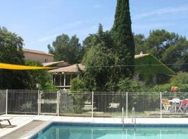 Gîte avec piscine et climatisation, hotel dengan parkir di Buzignargues