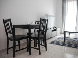 Renovated one bedroom apartment in Paphos with pool, hotel in Paphos