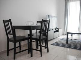 Renovated one bedroom apartment in Paphos with pool, leilighet i Paphos