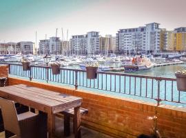 Beautiful Dawn - relax with stunning marina views, apartment in Pevensey