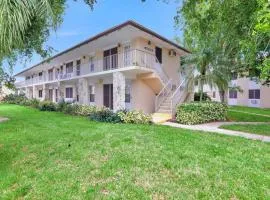 Idyllic condo with brief walk to beach and restaurants