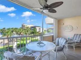 Bright condo in community with pool/steps to beach