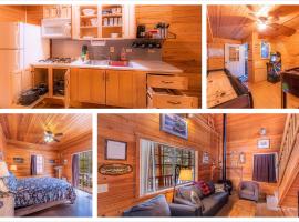 Cabin #4 The Wolves Den - Pet Friendly- Sleeps 6 - Playground & Game Room, chalé em Payson