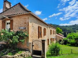 Le Logis des 3 Coeurs chambre La Bohème โรงแรมที่มีที่จอดรถในSaint-Cernin-de-lʼHerm