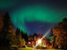 100 Years Old Norwegian Log House in Tromsø, casa de praia em Tromsø