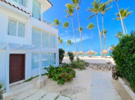 OCEANFRONT Deluxe Condo WIFI BBQ Private BEACH Access, hotel in Punta Cana