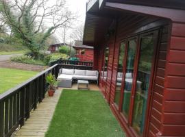 Wooden Forest Lodge by the sea, càmping resort a Milford on Sea