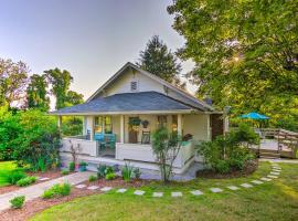 Restored 1930s Home on 1 Acre Walk to Town!, hotel med parkering i Mars Hill