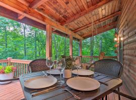 Chic Creekside Cabin, 25 Miles to Asheville, מלון בMars Hill