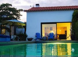 Private Villa with pool and magnificent view, feriebolig i Ceissa