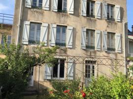 Grands Gîtes de charme avec jardin, lieu calme et paisible en plein coeur d'Arbois, linge inclu, lits faits à l'arrivée et ménage en fin de séjour, apartamento en Arbois